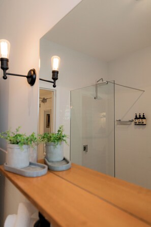 Luxury Room, 1 Bedroom (Family Suite 8) | Bathroom | Shower, designer toiletries, hair dryer, towels - Bay Of Fires Apartments (St Helens)