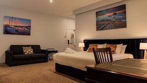 Phòng Cao cấp, 1 phòng ngủ (Family Suite 9) | Bộ đồ giường cao cấp, nệm Select Comfort, phòng cách âm 
