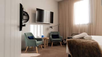 Luxury Studio Suite, 1 King Bed (King Suite 3) | Living area