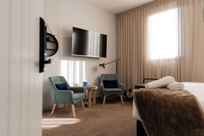 Luxury-Studiosuite, 1 King-Bett (King Suite 3) | Wohnbereich | 55-Zoll-Smart-TV mit Digitalempfang, Fernseher