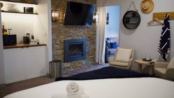 Luxury Suite, 2 Bedrooms (Family Suite 8) | Living area