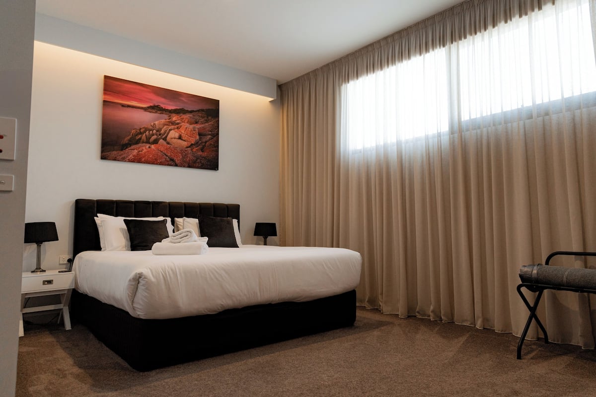 Luxury Studio Suite, 1 King Bed (King Suite 6) | Premium bedding, Select Comfort beds, soundproofing, cribs (free)
