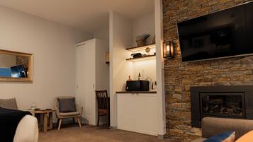 Luksushuone, 1 makuuhuone (Family Suite 8) | Yksityinen keittonurkkaus | Minijääkaappi, mikroaaltouuni, espressokone, kahvin-/teenkeitin