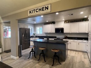 Refrigerador, horno, comedor y isla de cocina