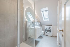 Shower, hair dryer, towels