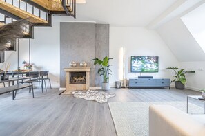 Unclassified image, 2 of 27, button