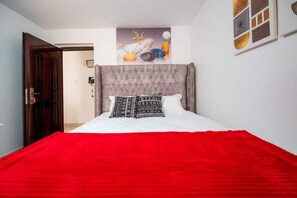 5 bedrooms, WiFi - Refreshing Spacious Villa -20 minutes to Tsavo park (Voi)