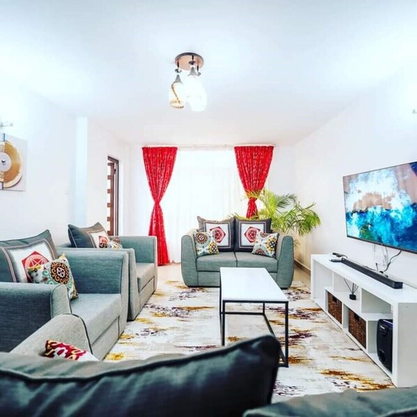 Living area - Refreshing Spacious Villa -20 minutes to Tsavo park (Voi)