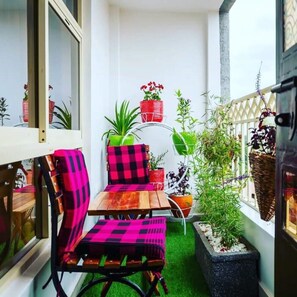 Terrace/patio - Refreshing Spacious Villa -20 minutes to Tsavo park (Voi)