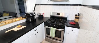 Modern Midtown Home -Dogs OK -Work Desks -Porch Swing -Fully Privacy Fenced Yard