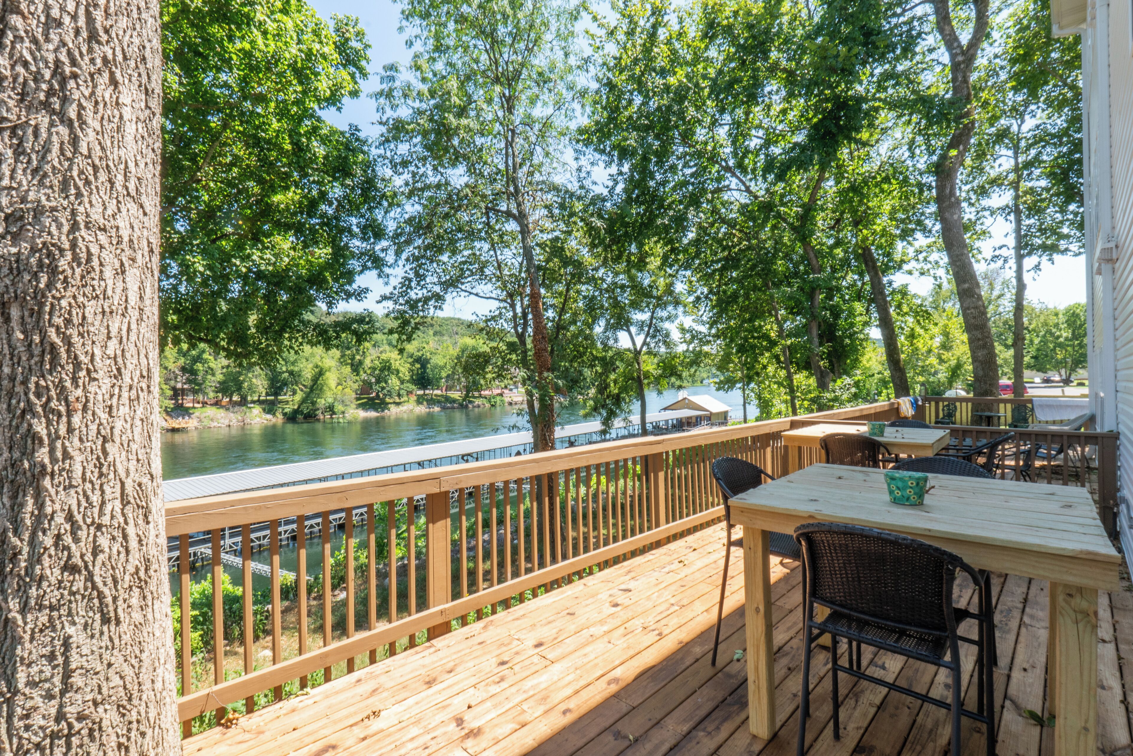 Lake Front 💦 2 BEDROOM WALK-IN with Large Deck! ✨ (AP77-1)