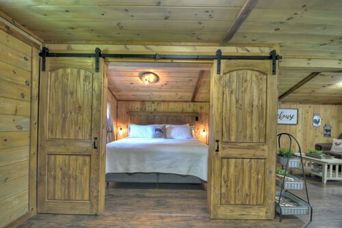 The Barn with a  Hot Tub, Fire Pit and Pet Friendly