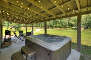 Outdoor dining - The Barn with a Hot Tub, Fire Pit and Pet Friendly (Blue Ridge)