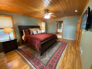 3 bedrooms, desk, WiFi, bed sheets