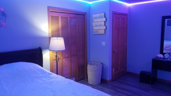 4 bedrooms, desk, iron/ironing board, WiFi - EAA Home for Rent $550/night (Waupun)