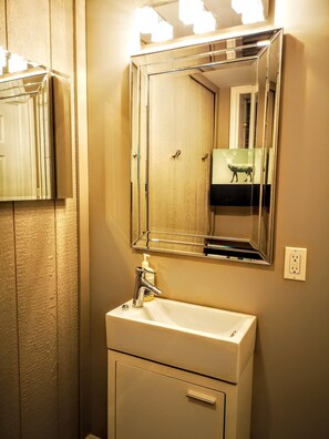 Kombination af bruser/badekar, hårtørrer, håndklæder, Sæbe