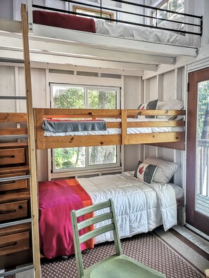 3 bedrooms, desk, iron/ironing board, free WiFi