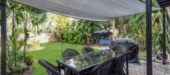 Bright & Fun 2BR w/ HugeYard&WiFi Near Beach & WPB