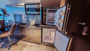 Réfrigérateur, four à micro-ondes, surface de cuisson, lave-vaisselle