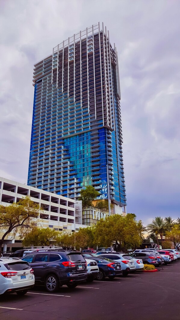 Exterior - Luxury 53rd Flr Condo Amazing Sunset View NO Resort Fee (Las Vegas)
