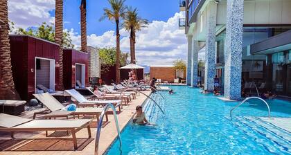 Luxury 53rd Flr Condo Amazing Sunset View NO Resort Fee