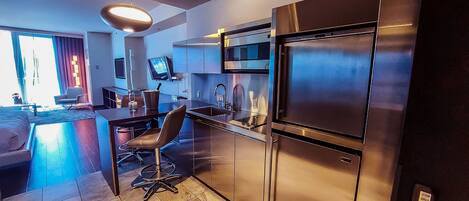 Réfrigérateur, micro-ondes, plaque de cuisson, lave-vaisselle