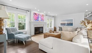 Smart-TV, Kamin, Videospiele, Tischfußball