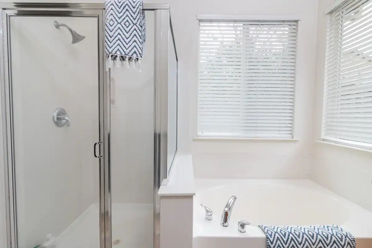 Combined shower/bathtub