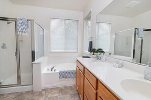 Combined shower/bathtub - Cheerful 3-Bedroom Home close to Airport/downtown (Sacramento)