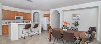 Cheerful 3-Bedroom Home close to Airport/downtown