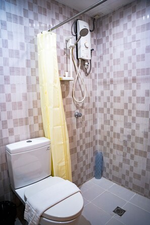 Shower, hair dryer, bidet, towels - Chambre Hotel Mactan (Lapu-Lapu)