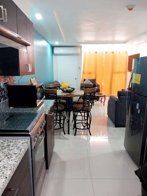 Kjøleskap, mikrobølgeovn, ovn og kokeplater