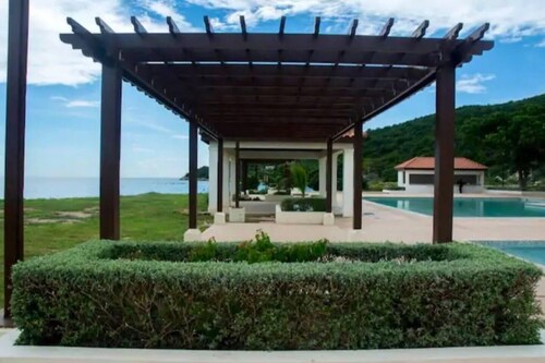 2-Bed Villa, Sleeps 4 with Pool & Parking