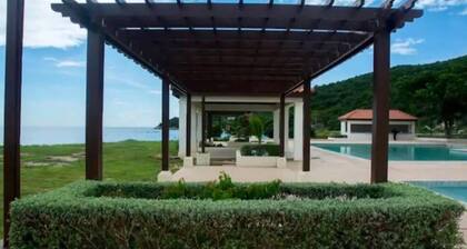 2-Bed Villa, Sleeps 4 with Pool & Parking