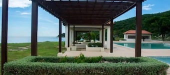 2-Bed Villa, Sleeps 4 with Pool & Parking