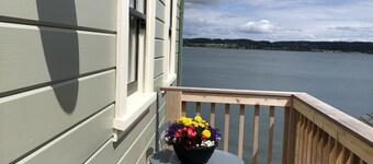 Salty Vons Waterfront Inn - Studio located in Coupeville Historic District