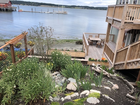Outdoor dining. Salty Vons Waterfront Inn - Studio located in Coupeville Historic District