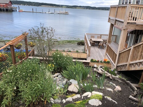 Salty Vons Waterfront Inn - Studio located in Coupeville Historic District