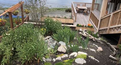 Salty Vons Waterfront Inn - Studio located in Coupeville Historic District