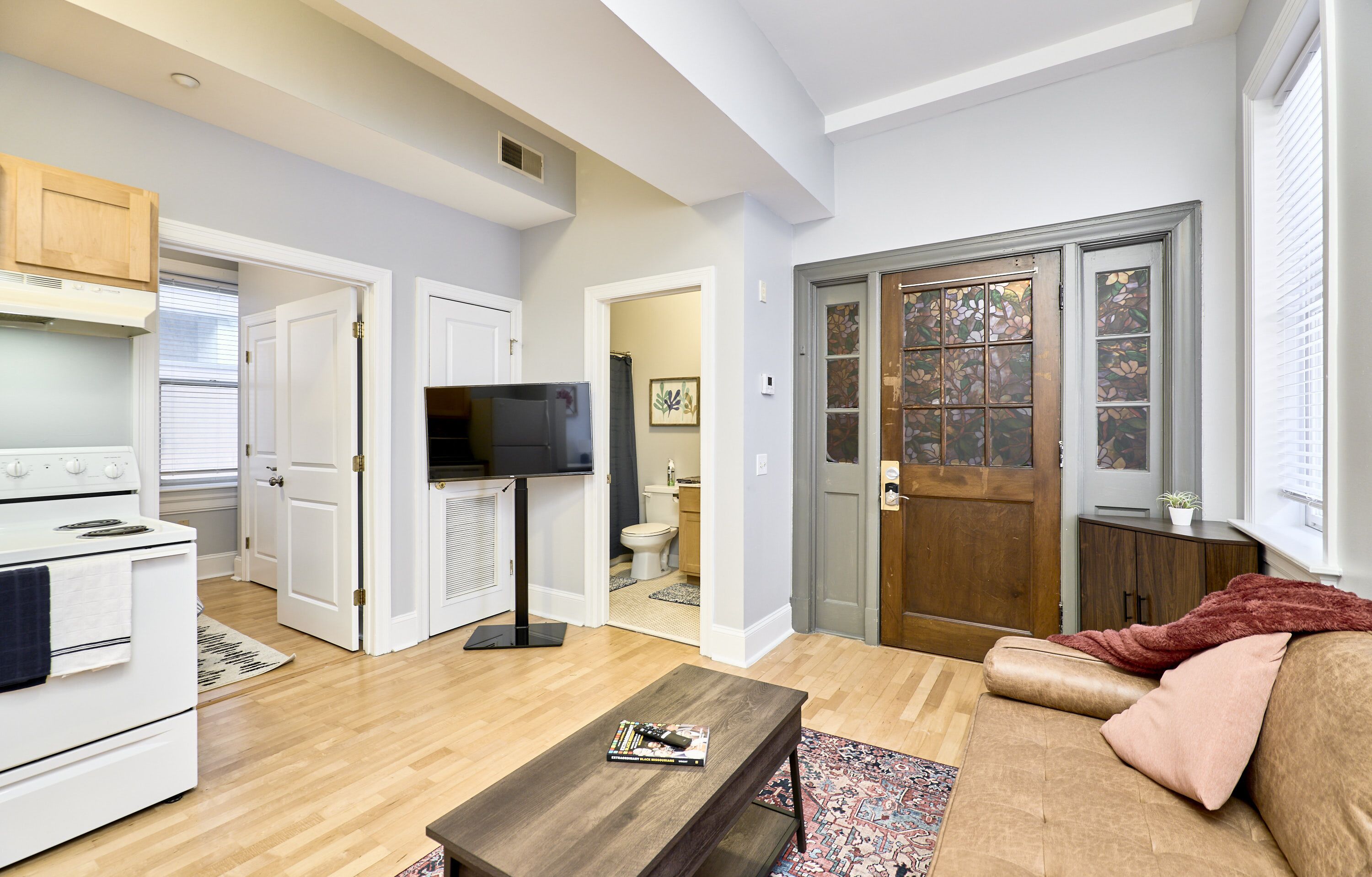 Apartament Comfort | Sala d&#x27;estar | Televisor intel·ligent de 42 polzades amb canals digitals i televisor 