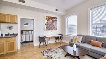 Elite Apartment | 1 bedroom, individually decorated, individually furnished, desk