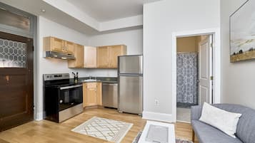 Deluxe Apartment | Private kitchen | Full-sized fridge, microwave, oven, stovetop