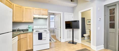 1 habitación, decoración personalizada, muebles diferentes y escritorio