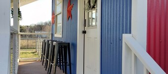 Texas Tin Star Tiny Home-Dusty Feathers Ranch. 9acres. Close to Cedar Creek Lake