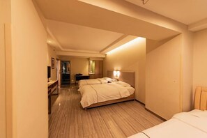 Una habitación de hotel con una cama grande, un escritorio y un espejo.