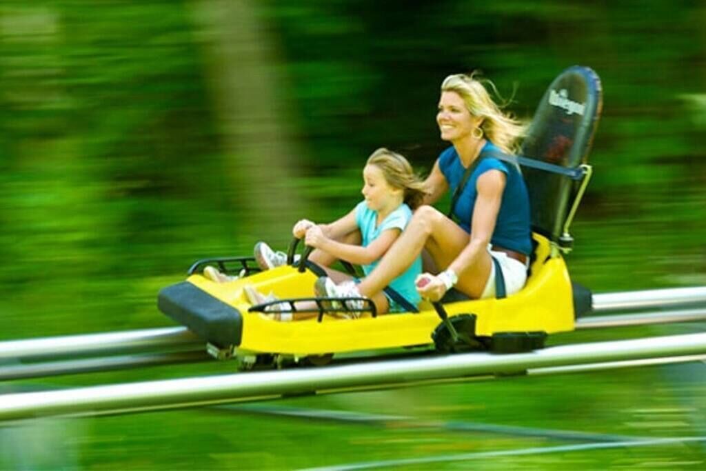 To personer i en gul go-kart på en bane.