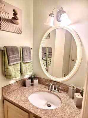 Kylpyamme, hiustenkuivaaja, pyyhkeet