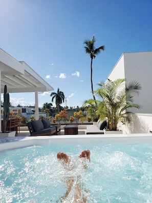 Outdoor spa tub