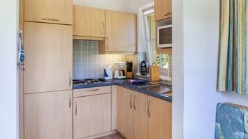 Kühlschrank, Mikrowelle, Herdplatte, Wasserkocher mit Kaffee-/Teezubehör