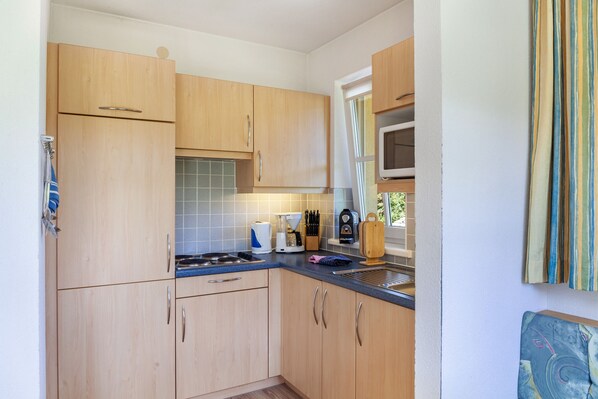 Kühlschrank, Mikrowelle, Herdplatte, Wasserkocher mit Kaffee-/Teezubehör